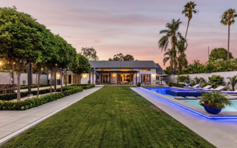 ‘Modern Family’ Star Julie Bowen Buys Meghan Trainor’s Toluca Lake Estate