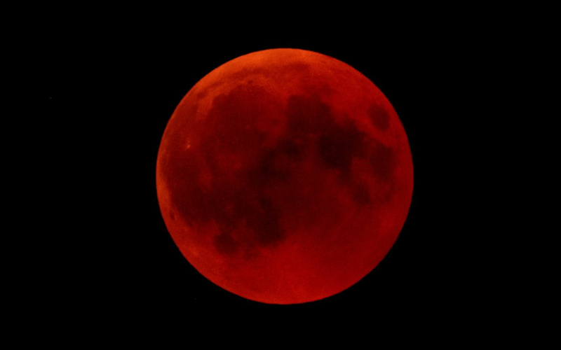 A stunning lunar eclipse will turn the moon red overnight