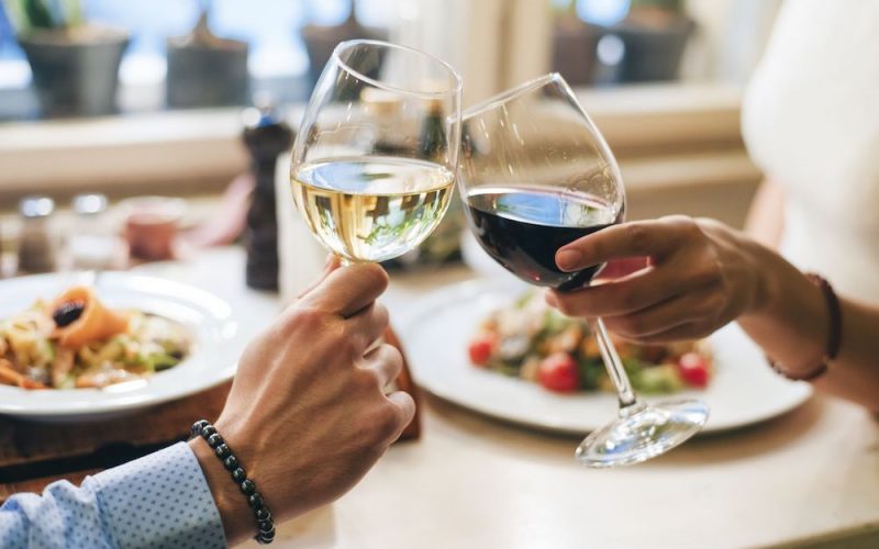 A glass of wine with a meal may lower risk of Type 2 diabetes